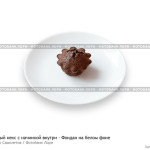 № 5868077: Шоколадный кекс с начинкой внутри — Фондан на белом фоне